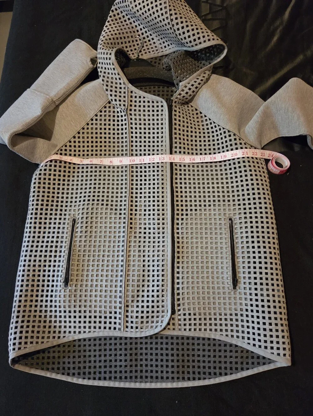 ELIE TAHARI SPORT Gray Laser Cut Hooded Zip-Up Jacket Size L PRE OWN EXCELLENT